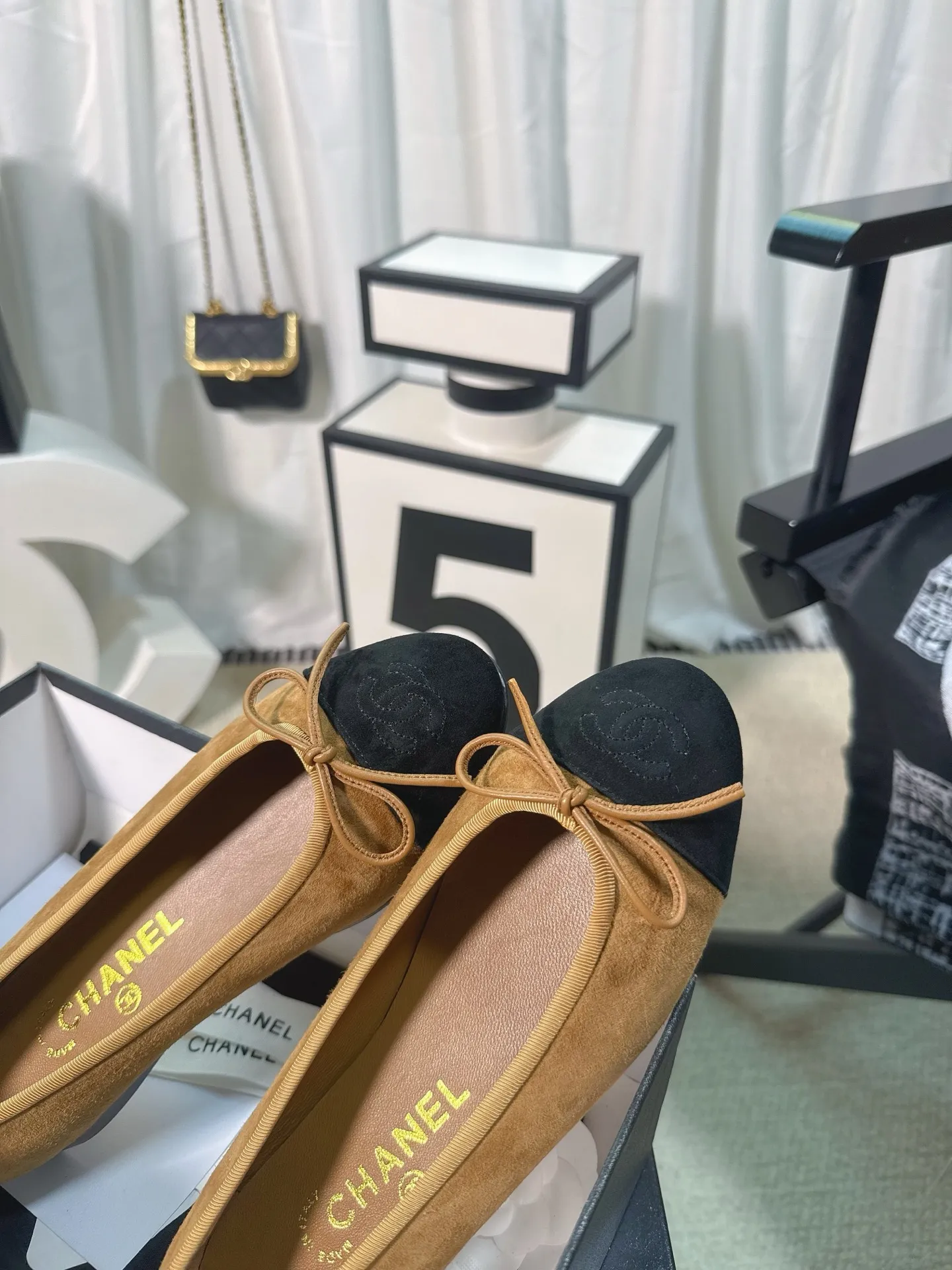 👟👟Ex-factory price 480👟👟 Generation * grade 25s Chanel fragrance is beautiful Maillard color back hollow Sling-back sandals flat/thick heel/high heel Sling-back came out in 1957, and then the two-tone design became a Chanel classic! Very suitable for spring and summer🩰 The two-color design is simple and exquisite, with a square toe and generous temperament. It visually lengthens the leg line. The color of the toe creates a sense of color difference. The back lace design is simple and elegant. It is a classic model that can be worn for hundreds of years. It is worth buying!! Upper: Customized metallic sheepskin. Inner pads: imported sheepskin. Heel height: ballet shoes. Sole: Italian A-grade genuine leather outsole. Size: 35-39 (34.40.41.42.43 is custom-made and non-returnable)
